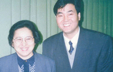 第九届全国人大常委会副委员长何鲁丽亲切接见袁晓峰董事长