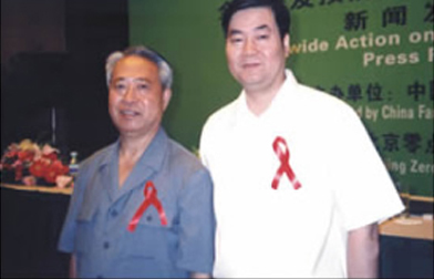 时任中国计划生育政协常务副会长杨魁孚与袁晓峰在一起