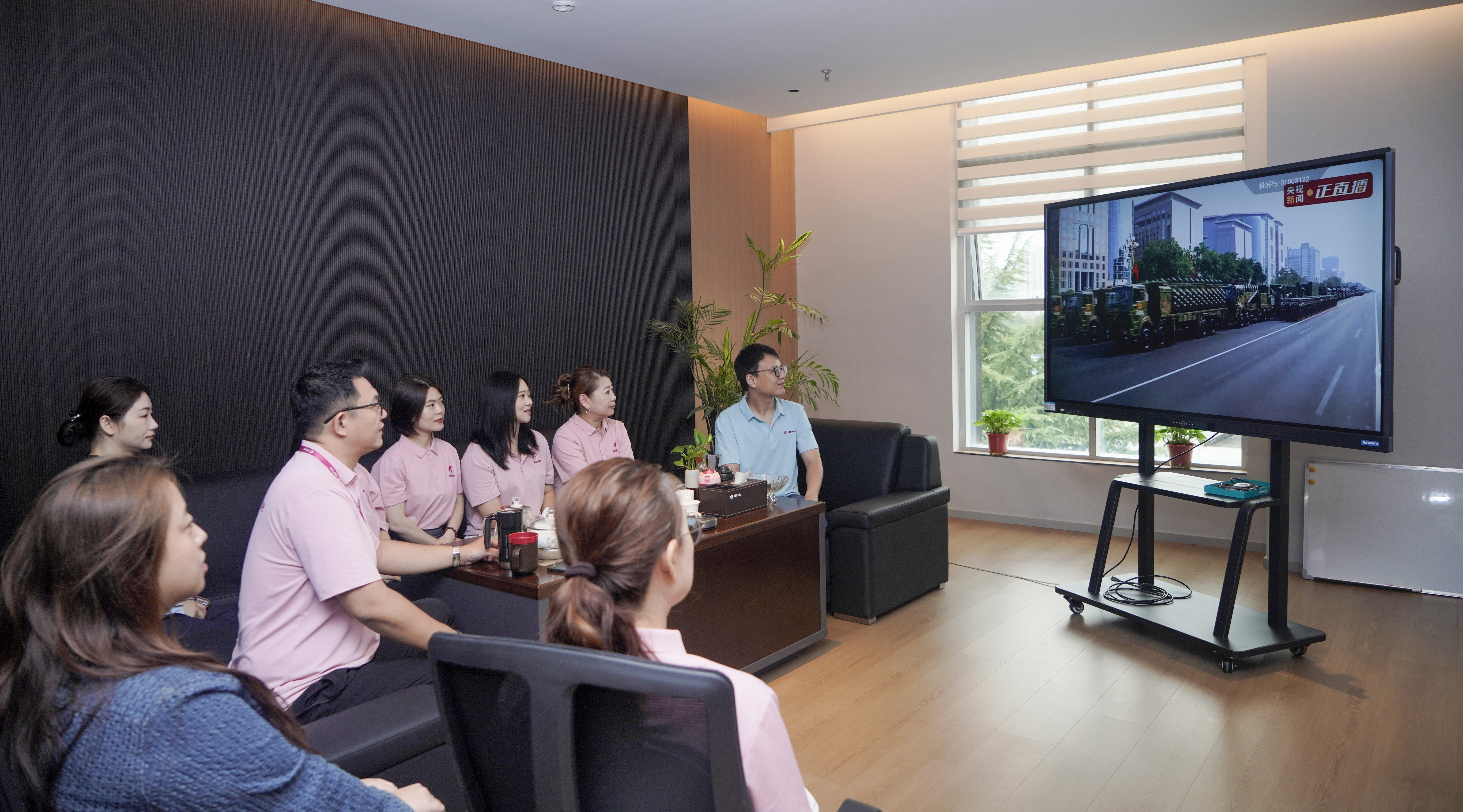 凝聚奋进力量！三八妇乐组织员工和志愿者观看九三大阅兵！